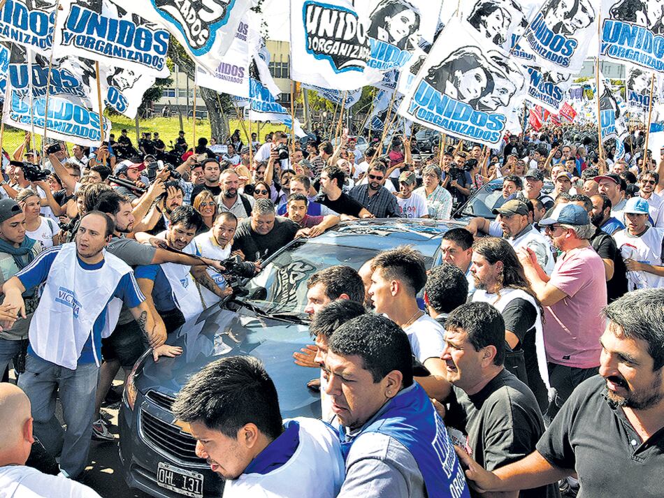 El auto en el que salió de Tribunales Máximo Kirchner, rodeado por la militancia que fue a apoyarlo.