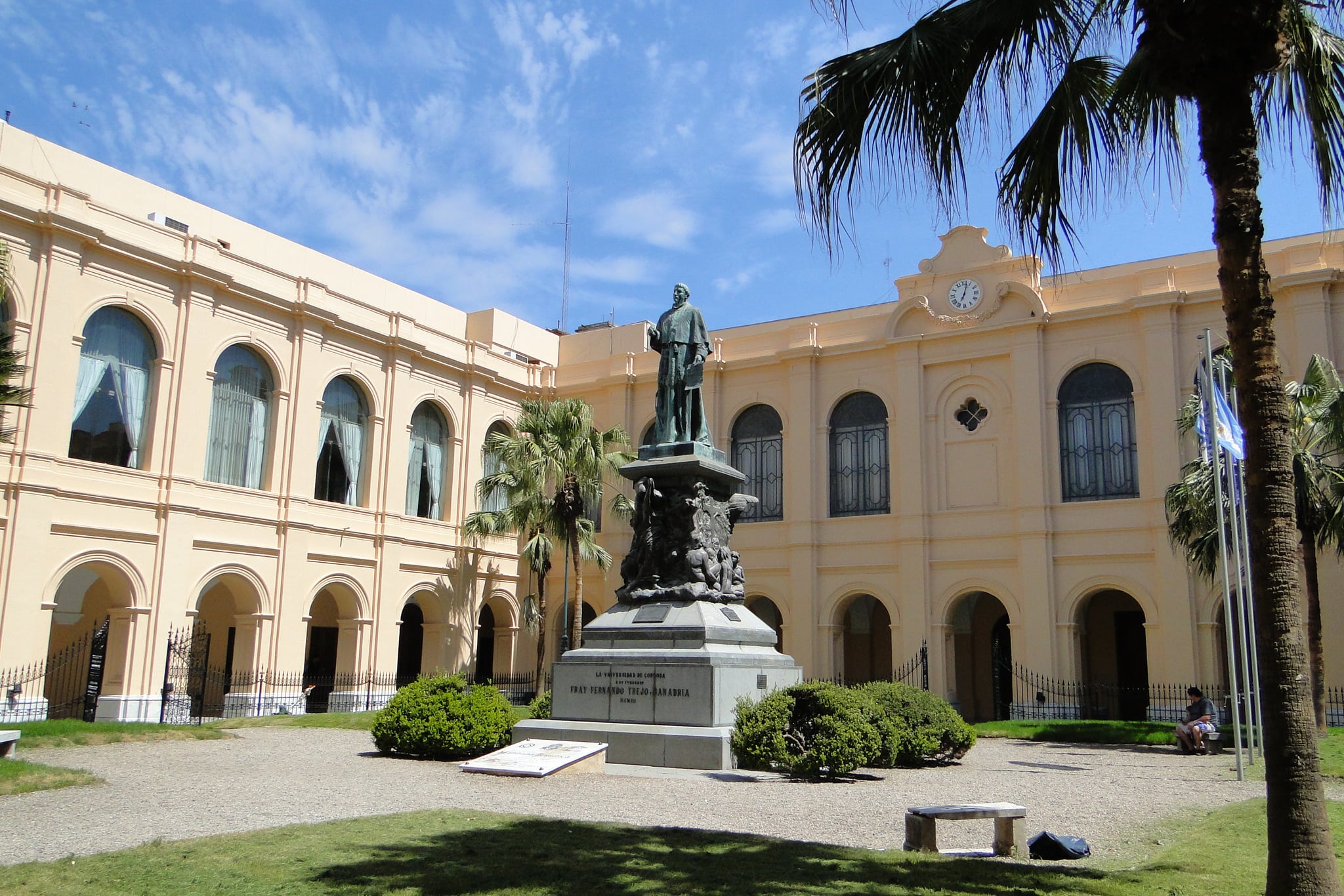 La Facultad de Derecho propuso a los abogados por unanimidad, y aún los tiene en sus claustros.