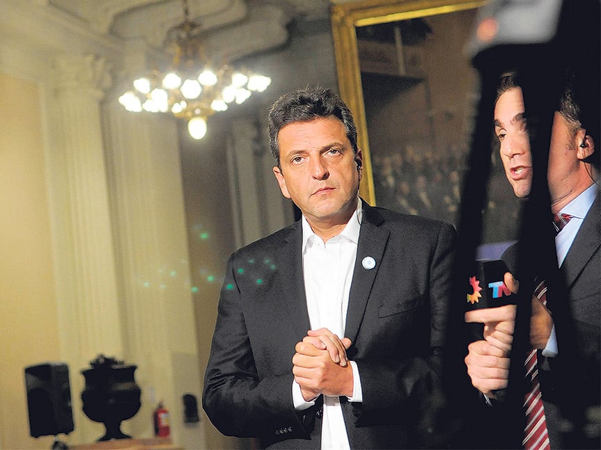Sergio Massa articula con el oficialismo en varios temas, pero en Ganancias se desmarcó de Macri.