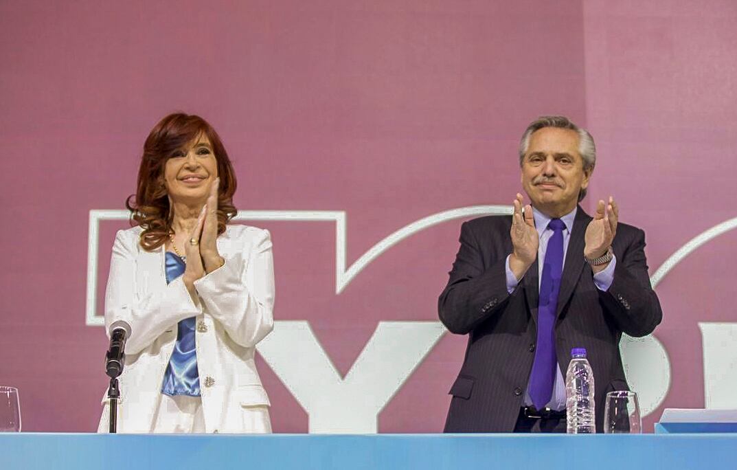 Cristina Kirchner y Alberto Fernández en el acto por los 100 años de YPF.