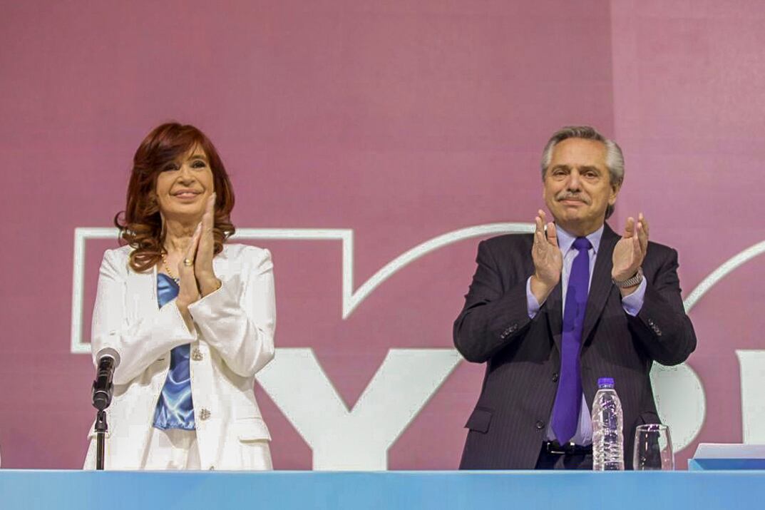 Cristina Kirchner y Alberto Fernández en el acto por los 100 años de YPF.
