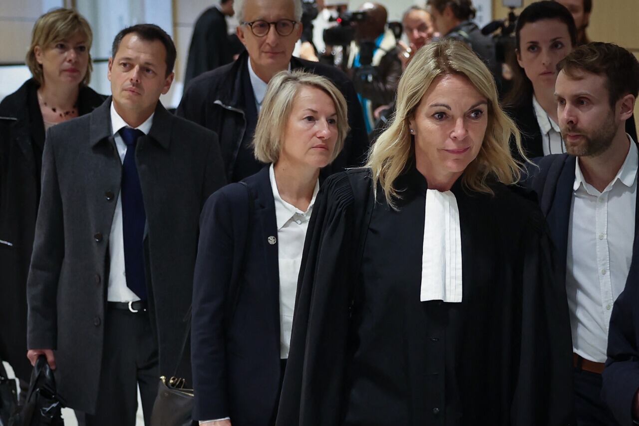 Anne Rigail (c) llega al juicio rodeada por sus abogados.
