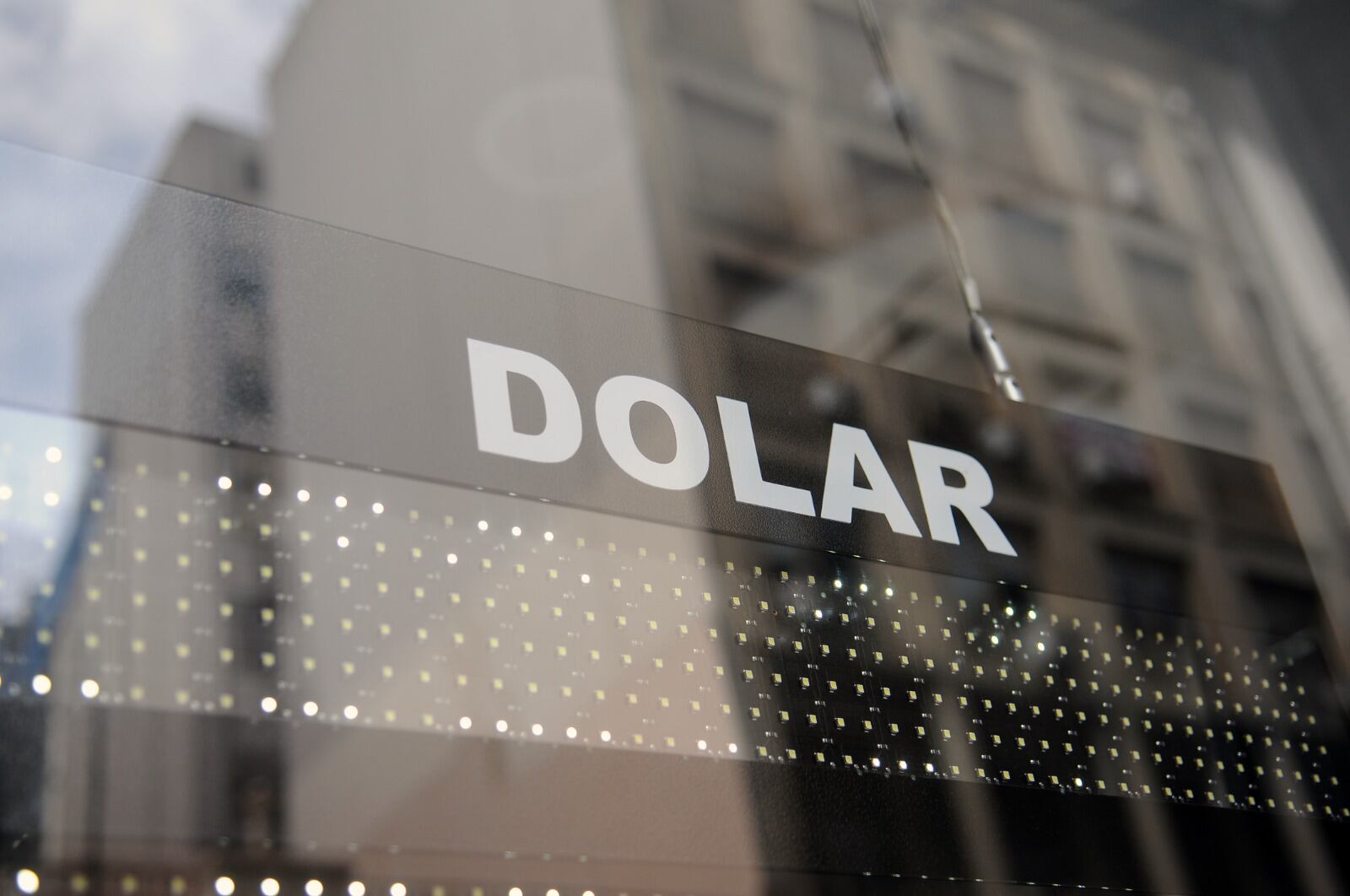 Las versiones sobre una supuesta devaluación del dólar oficial alteraron los nervios en la city. 