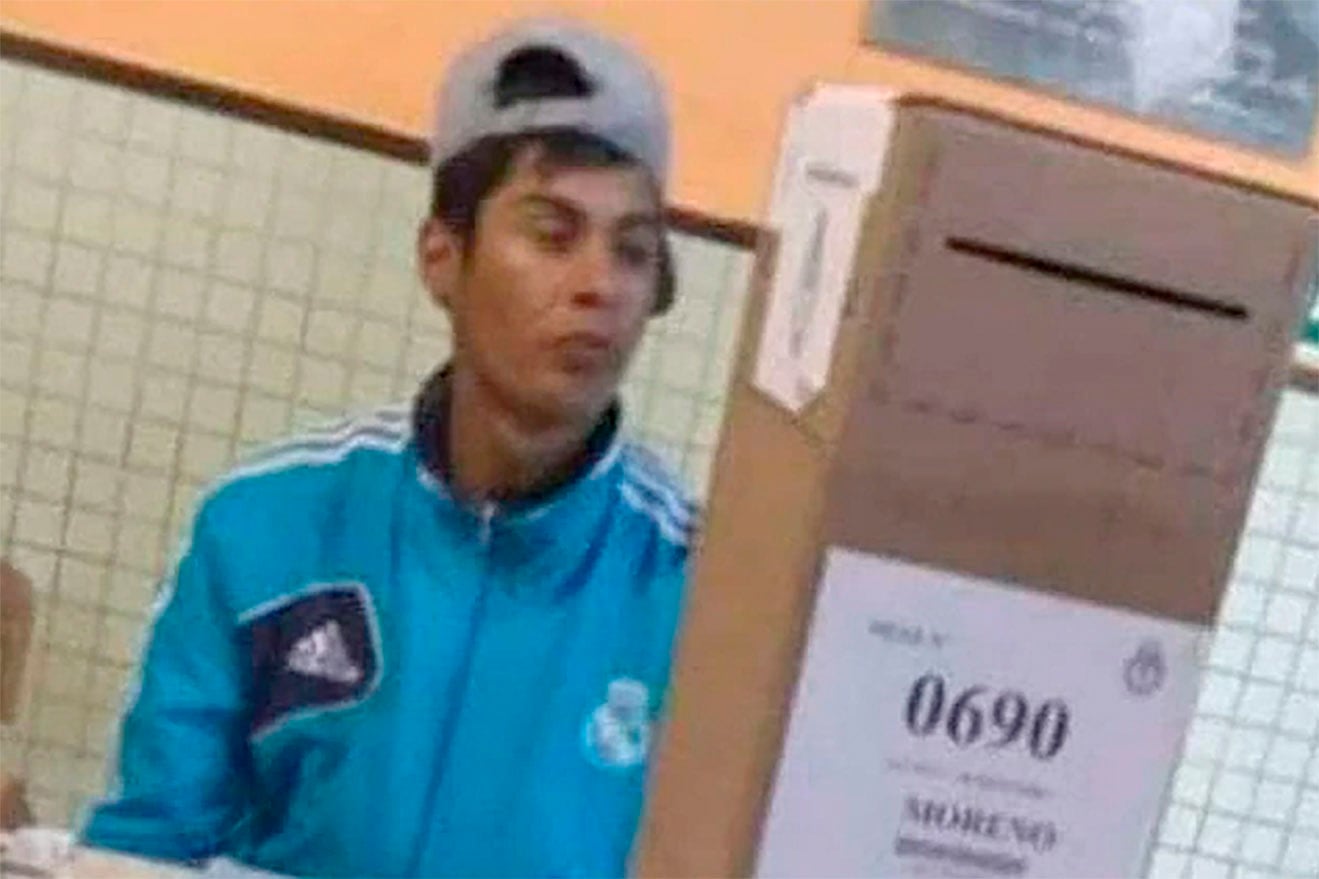 Braian como autoridad de mesa el domingo de elecciones.