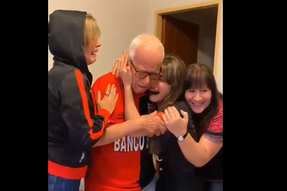 El abrazo de varias generaciones de hinchas sabaleros en una familia. 