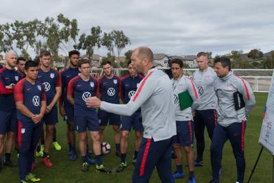 El DT de EE.UU., Gregg Berhalter, les habla a los jugadores.