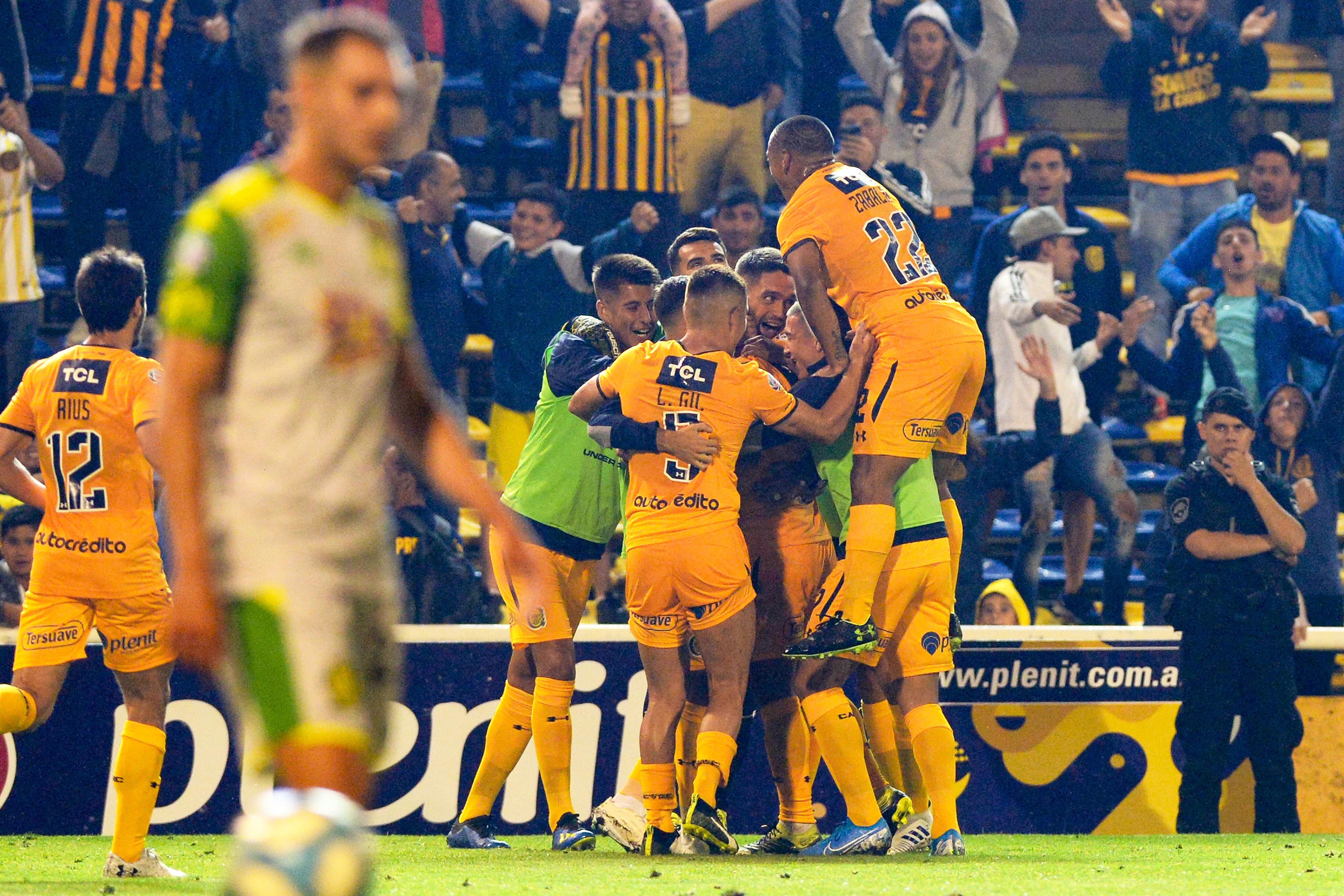 Lucas Gamba celebra su gol, rodeado de sus compañeros.