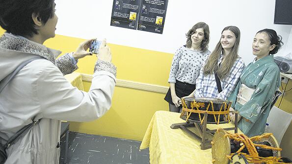 En la Feria del Mundo CUI, la cultura oriental provocó el interés de las visitantes.