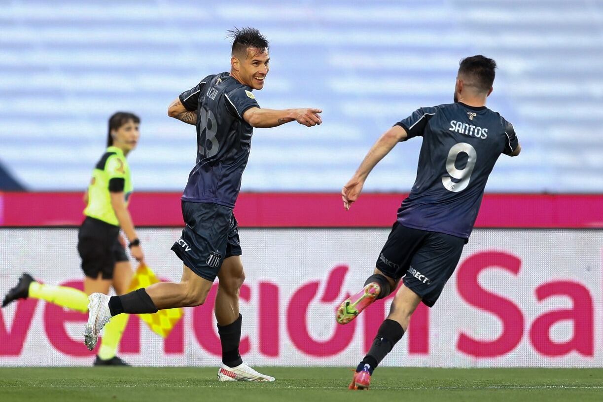Auzqui celebra con Santos el primer gol de Talleres.