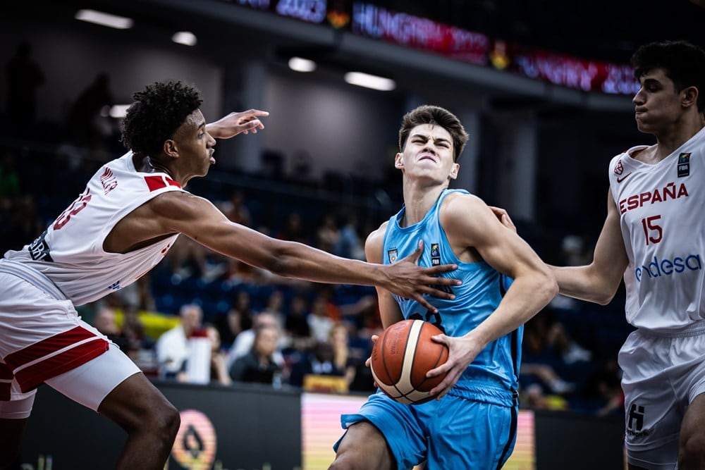 Lucas Giovanetti se manda entre dos. El alero es el goleador argentino del Mundial