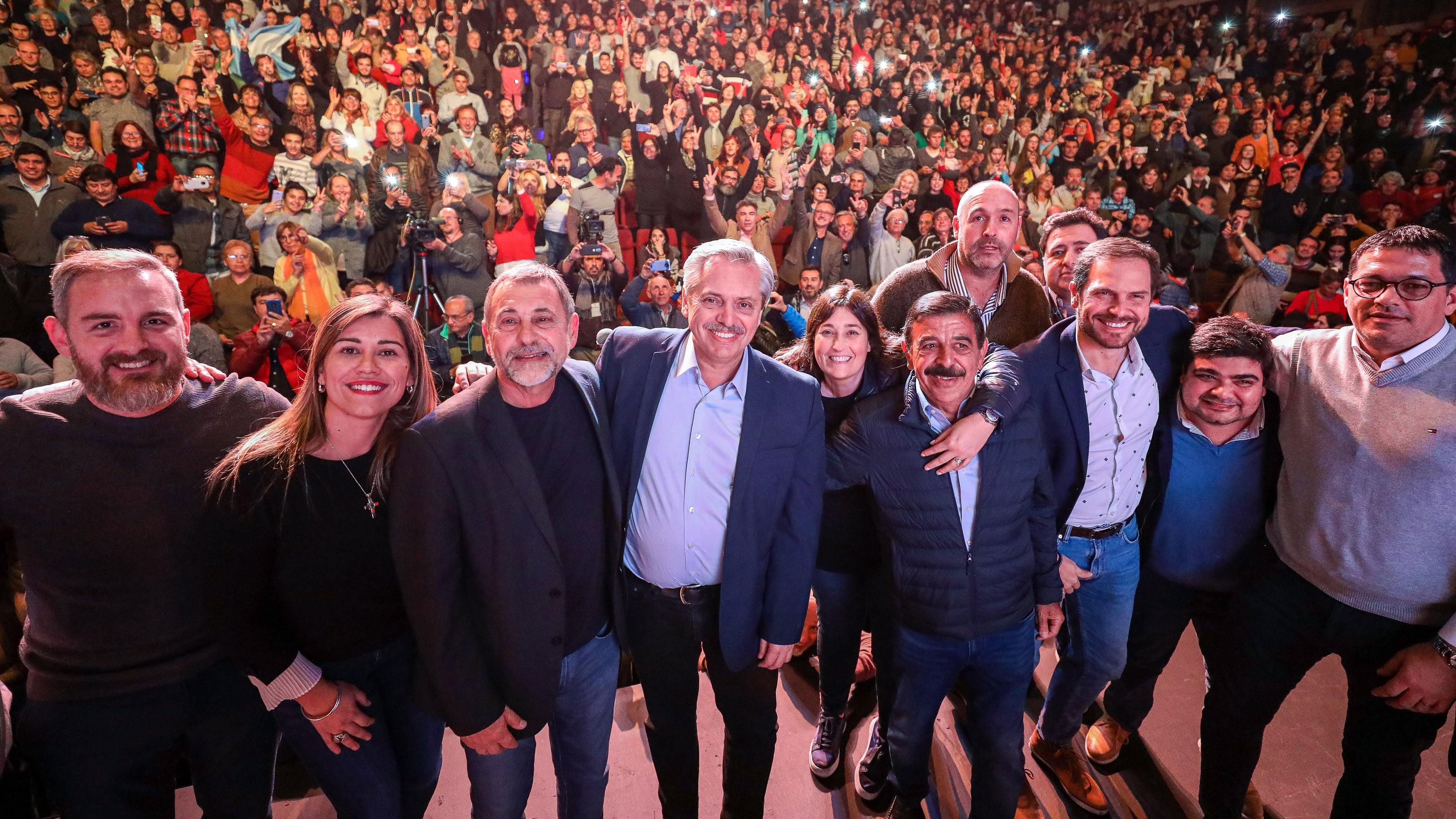 Alberto Fernández con Carlos Caserio y referentes del peronismo cordobés.