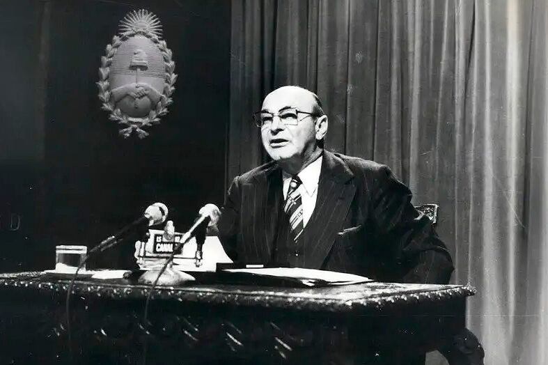 Celestino Rodrigo anuncia el plan económico que refundó la economía argentina en sentido regresivo. 