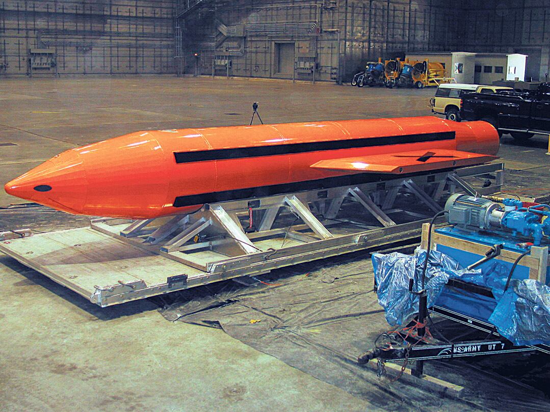Fotografía del Departamento de Defensa de EE.UU. mostrando un ejemplar de la bomba GBU-43 MOAB, similar a la arrojada ayer en Afganistán.