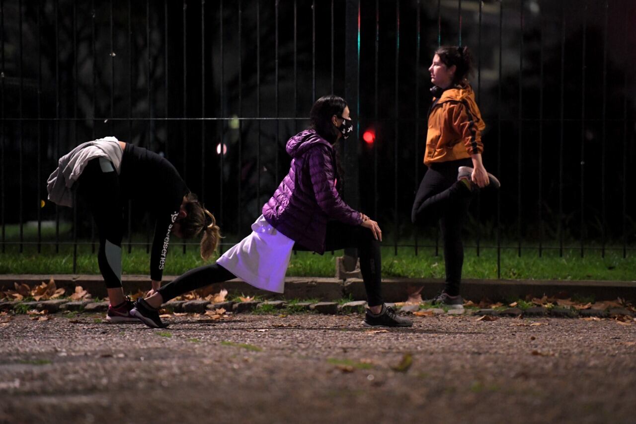 Una multitud salió a las calles porteñas durante la primera noche permitida para hacer actividad física.