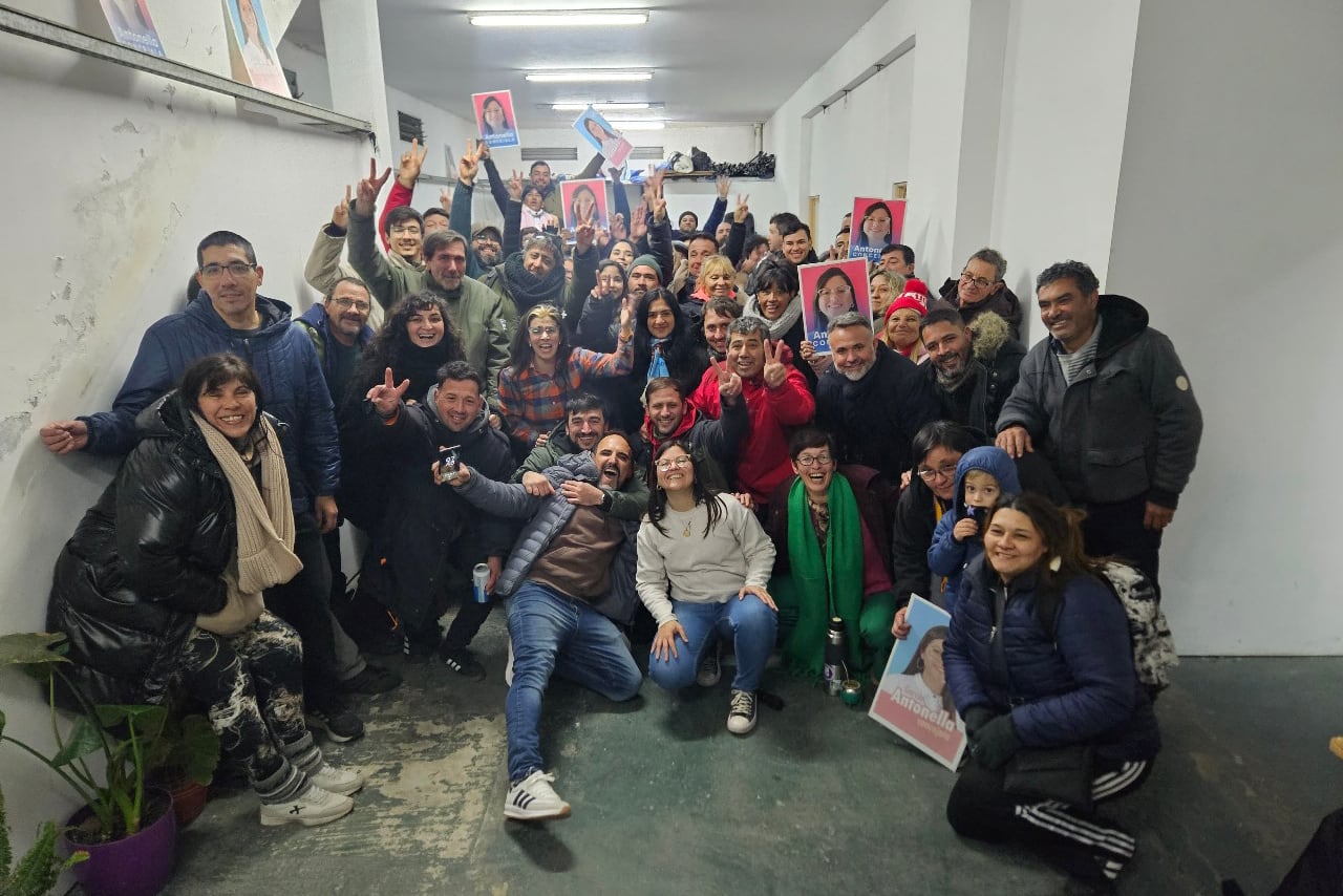 García junto a militantes celebra victoria.