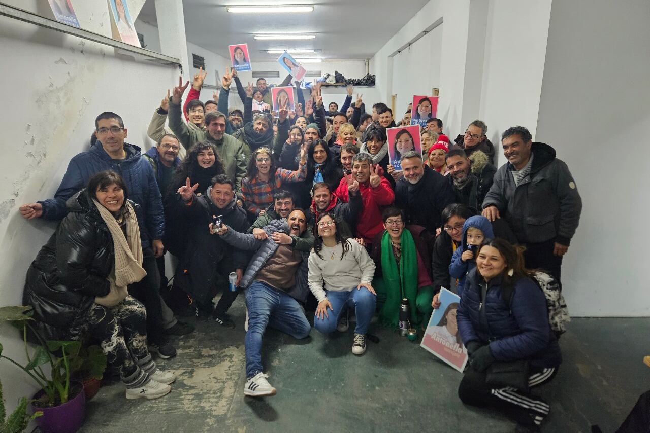 García junto a militantes celebra victoria.