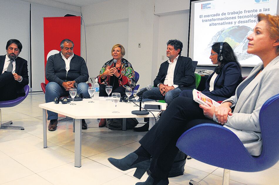 Nicolás Trotta, Héctor Daer, Marta Novick, Eduardo Levy-Yeyati, Yasmin Fahimi y Dorte Wollrad en la UMET.