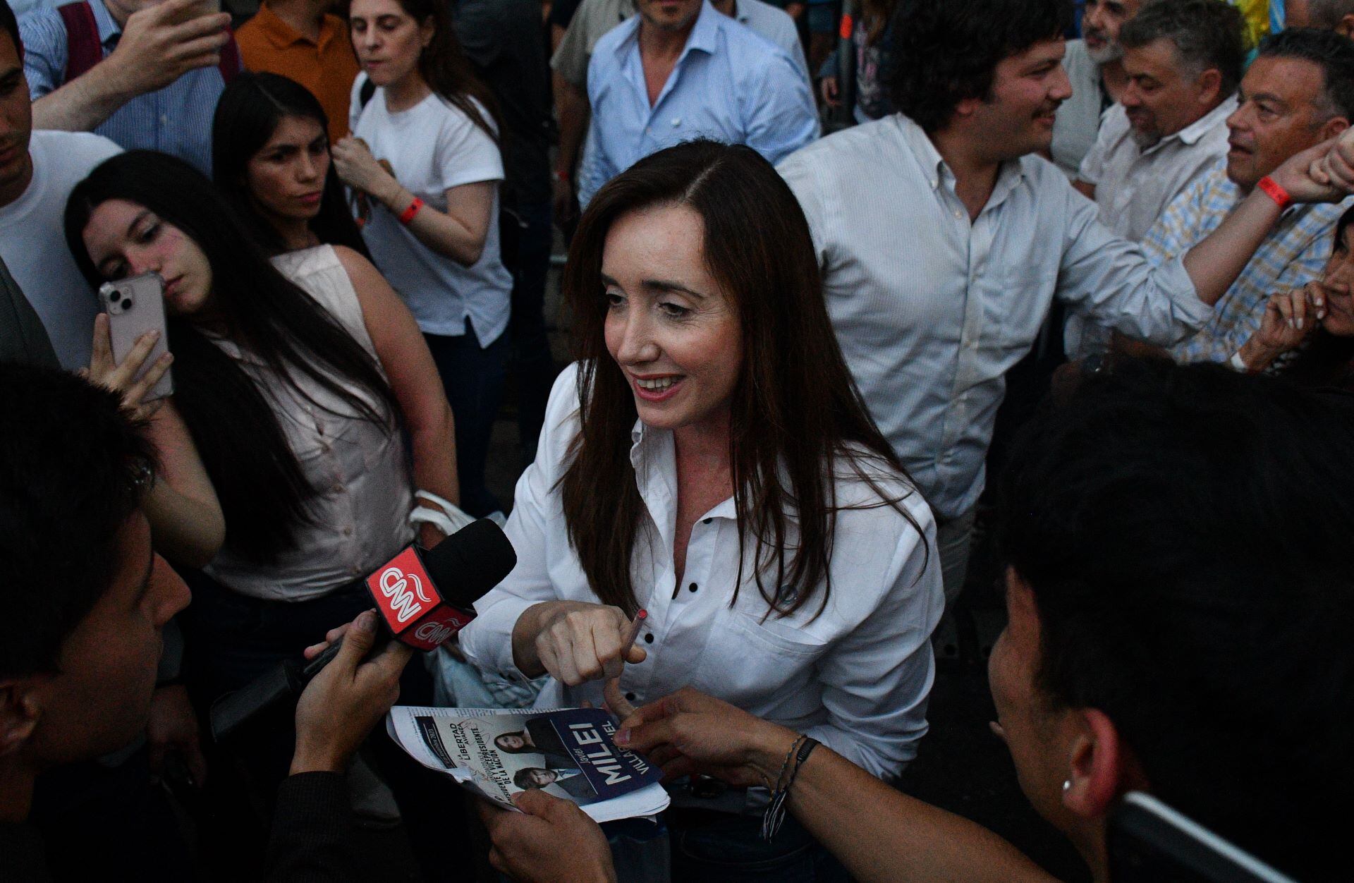 A Villarruel la persigue la Memoria en su lugar de votación.