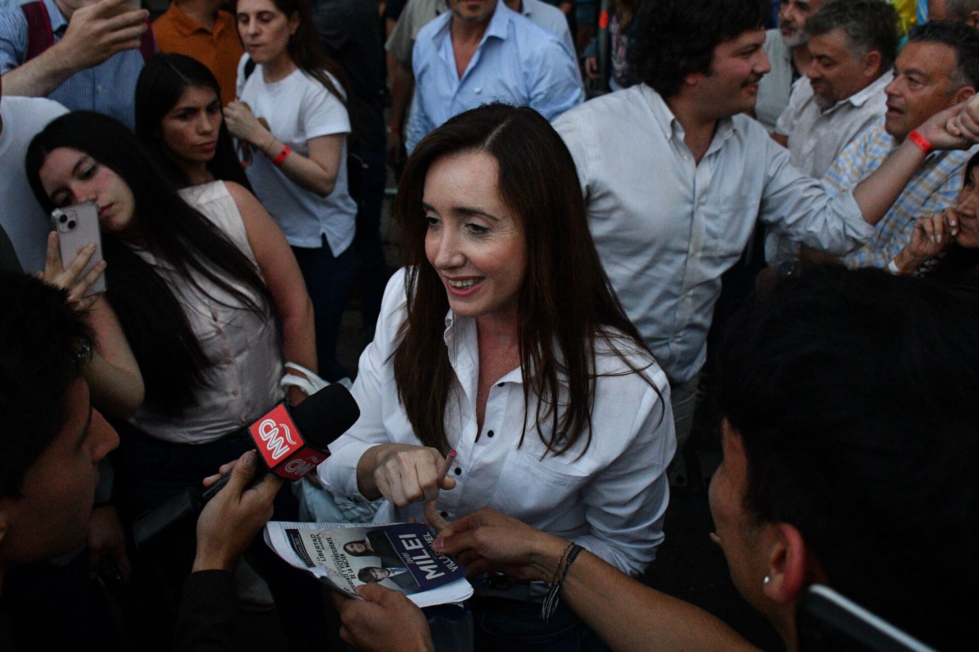 A Villarruel la persigue la Memoria en su lugar de votación.