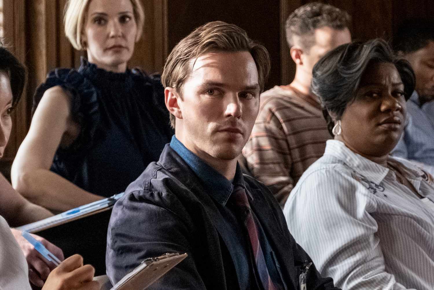 Nicholas Hoult como el Jurado N°2, un hombre atrapado en su laberinto. 