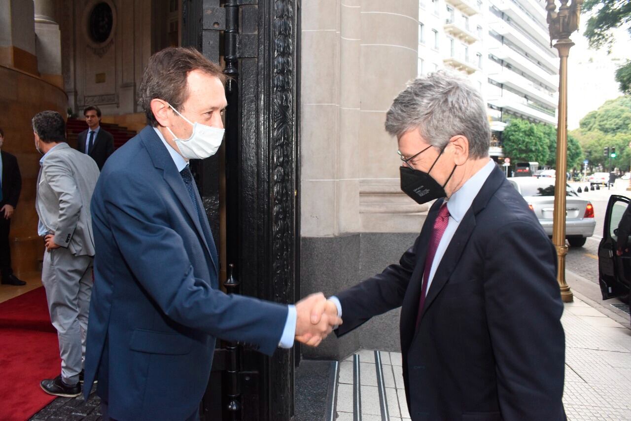 El secretario de Asuntos Estratégicos, Gustavo Béliz, saludando al economista Jeffrey Sachs.