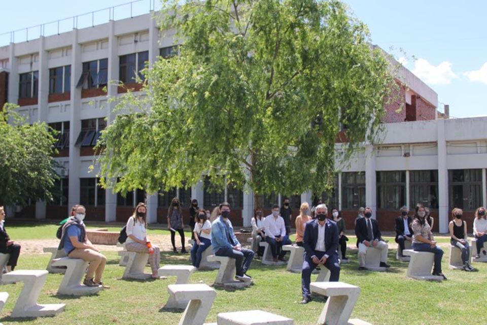 La Facultad se pobló de numerosos asientos de hormigón con forma de "Z".