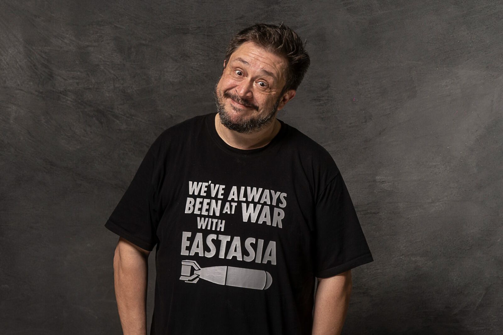 Casciari cuenta parte de su vida mediante cuentos hilvanados en una estructura dramática.