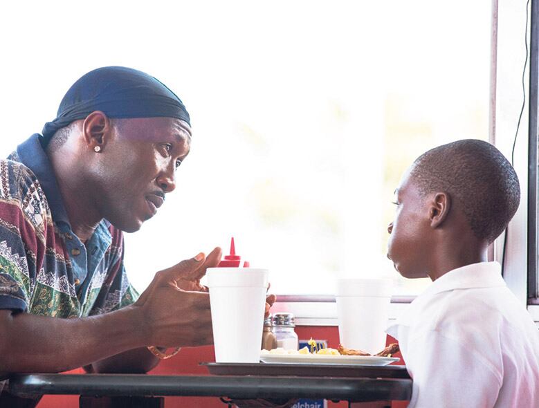 Mahershala Ali es candidato al Oscar al mejor actor secundario por su interpretación de un dealer paternal.