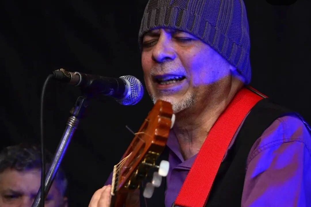 Prat, también conocido como "El juglar", reparte sus días entre España y Argentina.