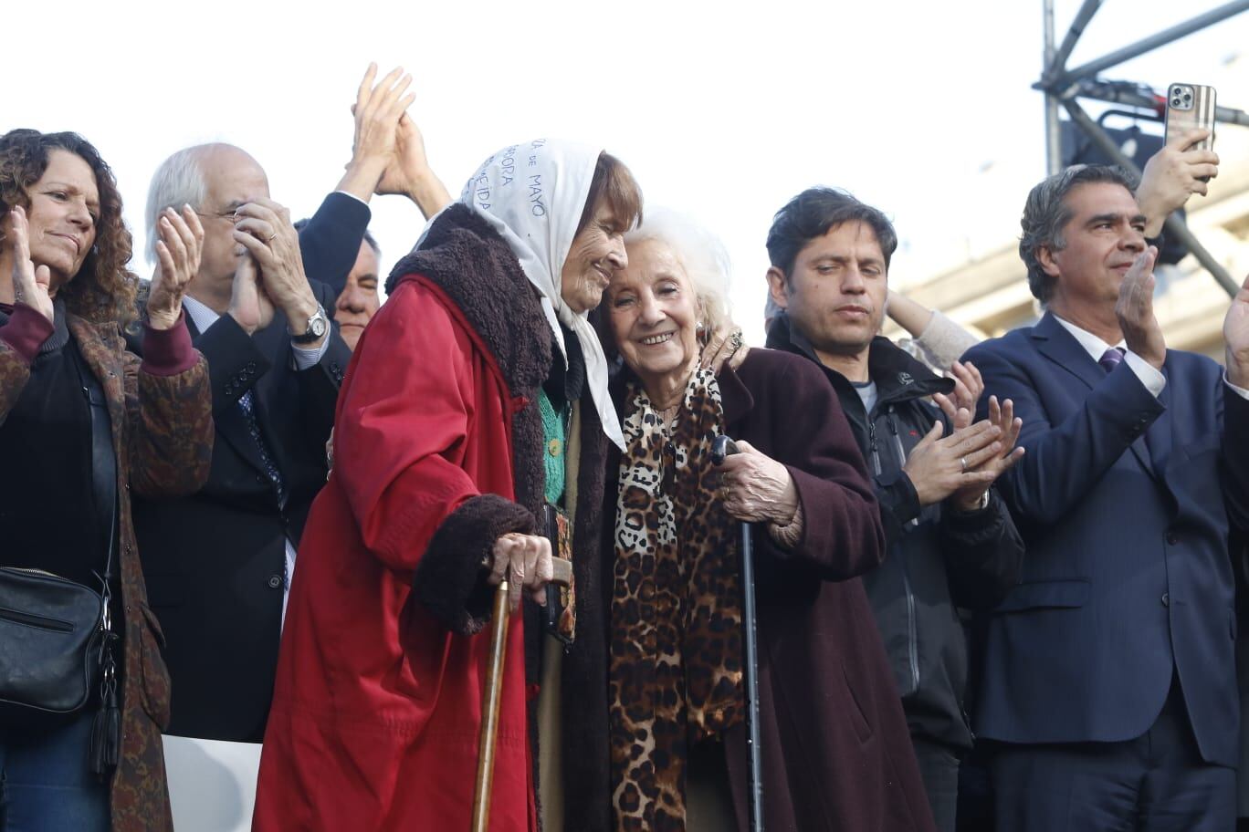 Taty Almeida y Estela de Carlotto, durante la lectura del documento.