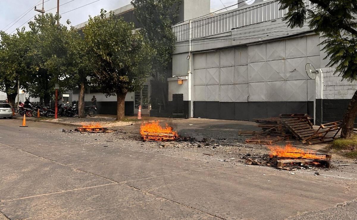 Los trabajadores quemaron gomas para protestar en la puerta de la empresa.