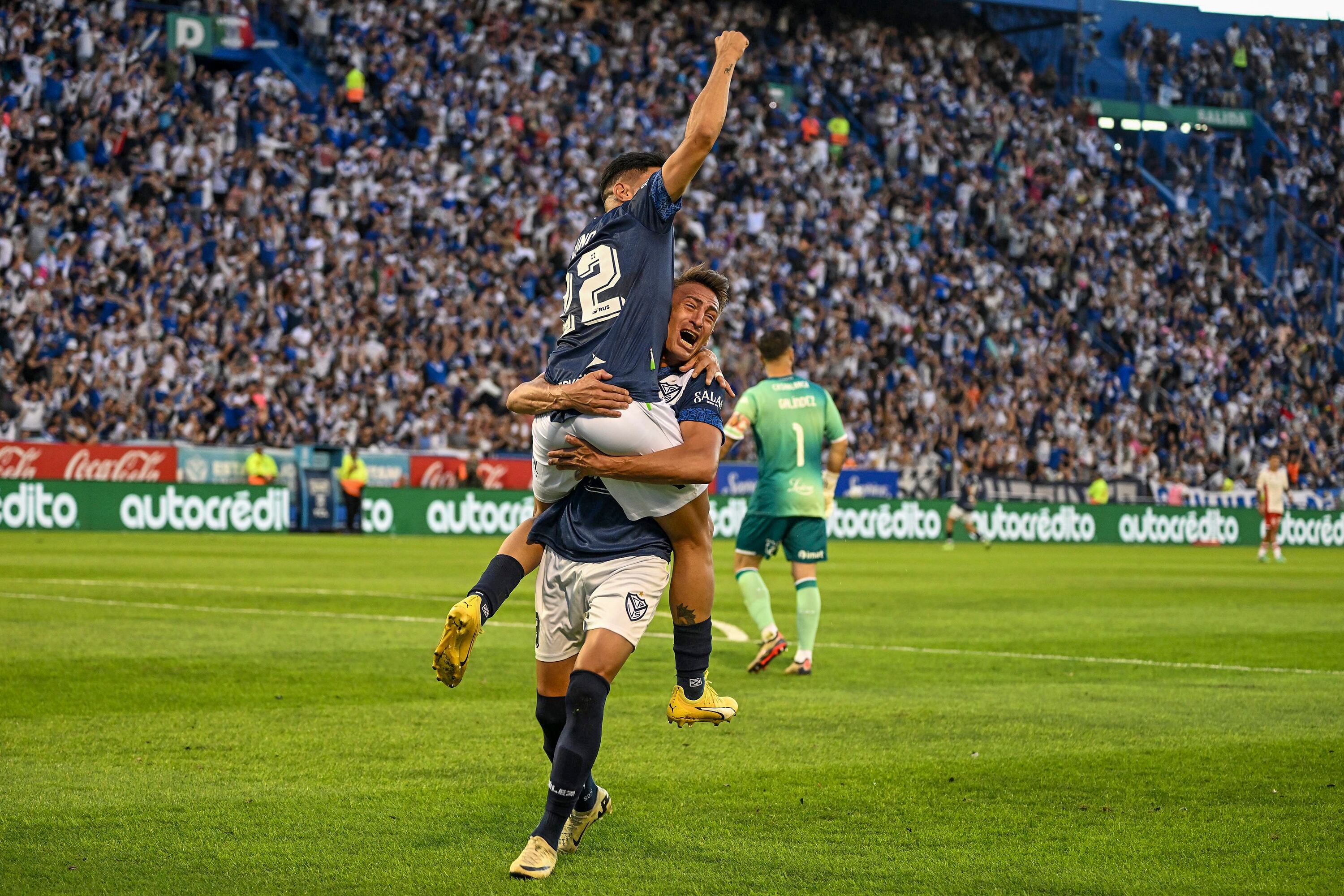 Romero abraza a Aquino, en el primer tanto de Vélez campeón