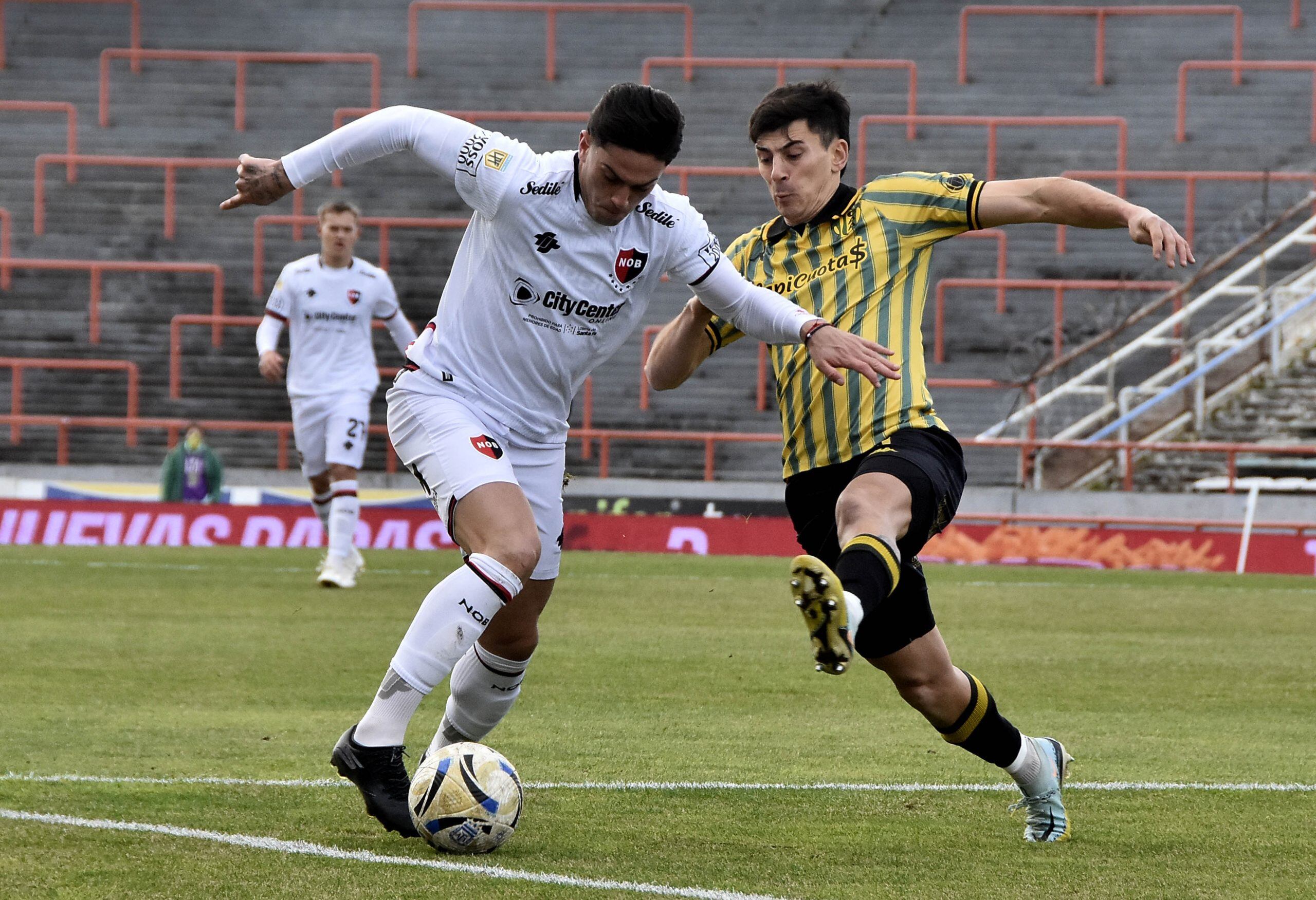 Poco fútbol en el raleado césped del Minella marplatense