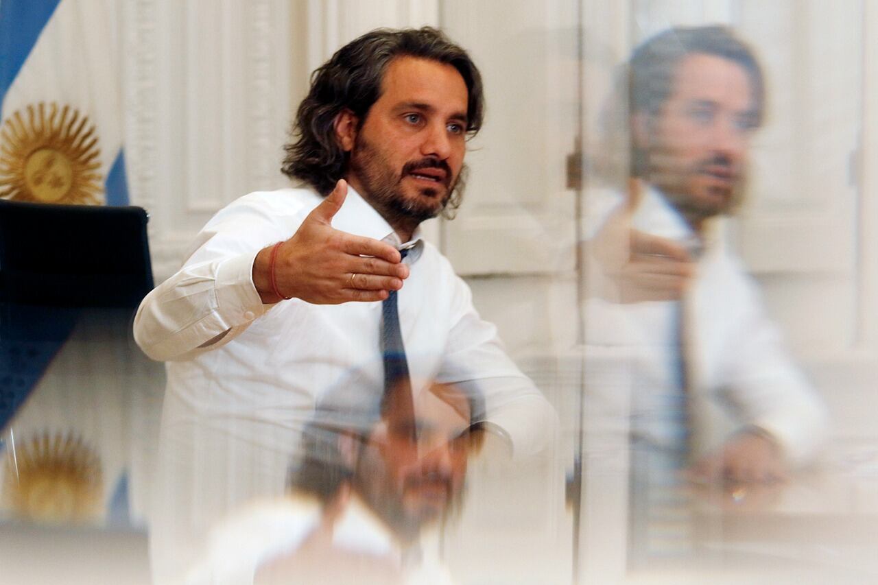 Santiago Cafiero aseguró a PáginaI12 que los errores de comunicación del Presidente están magnificados y que la realidad está "en los vacunatorios y en las fábricas". 