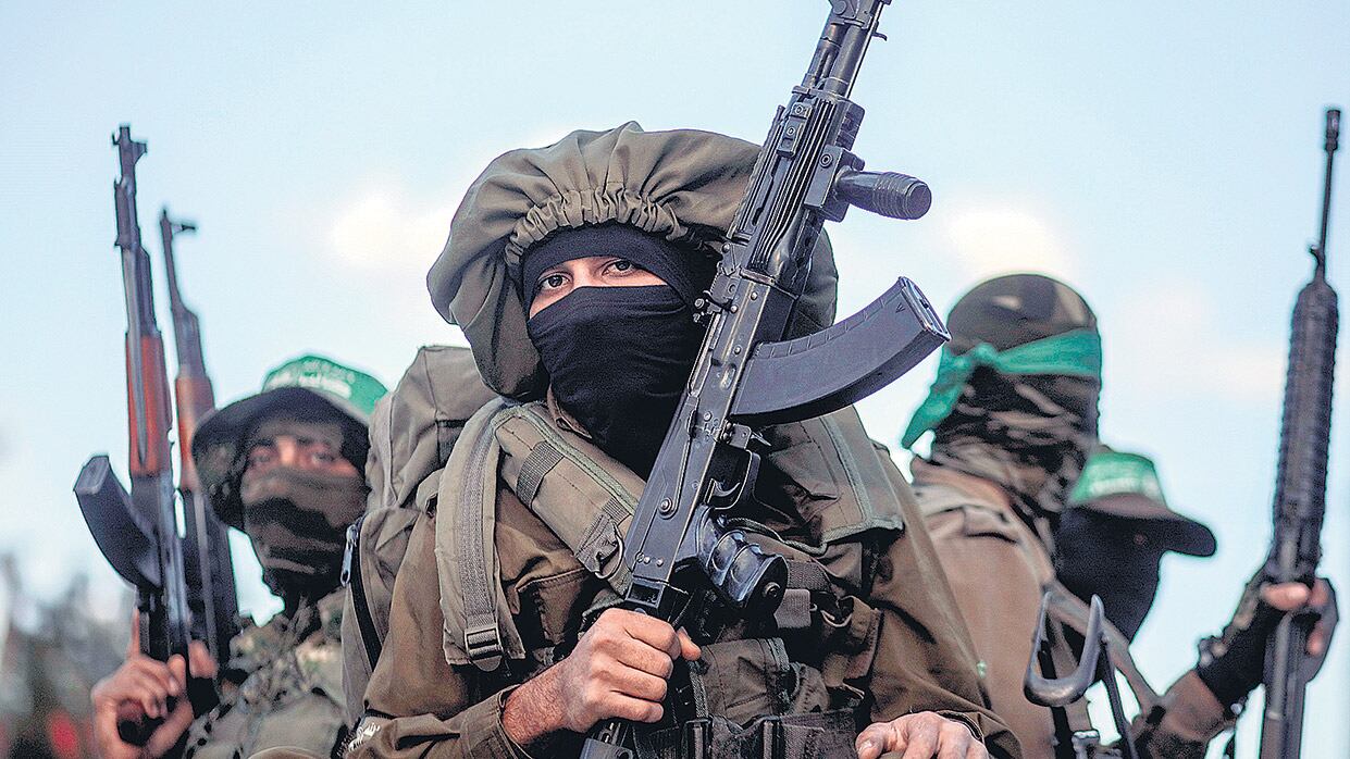 Milicianos palestinos de las brigadas Al Qassam, el brazo armado de Hamas, protestan en el norte de la Franja de Gaza.