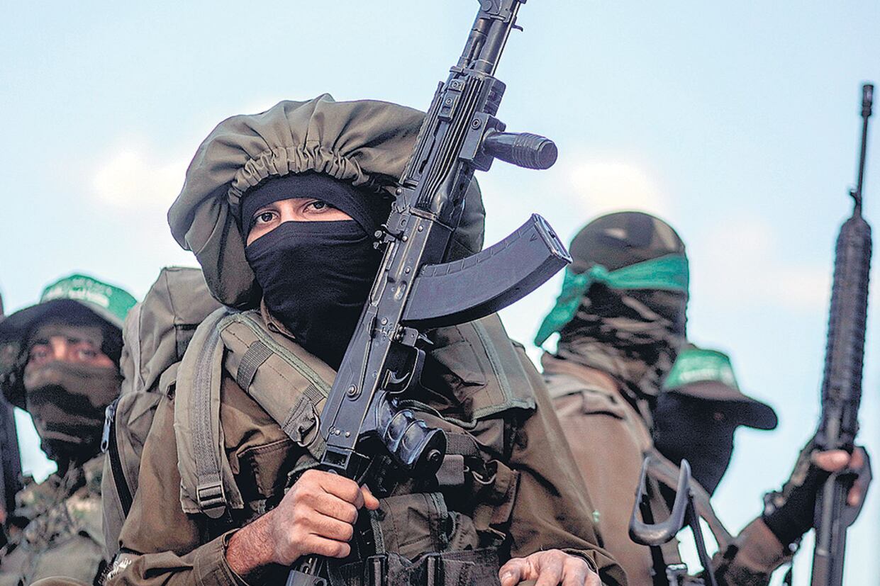 Milicianos palestinos de las brigadas Al Qassam, el brazo armado de Hamas, protestan en el norte de la Franja de Gaza.