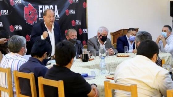 Villada arenga por la militancia, los intendentes miran.