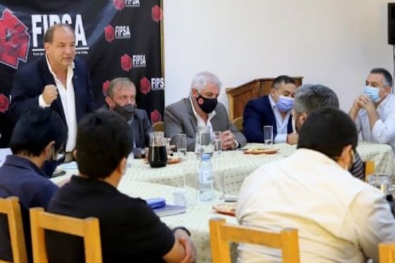 Villada arenga por la militancia, los intendentes miran.