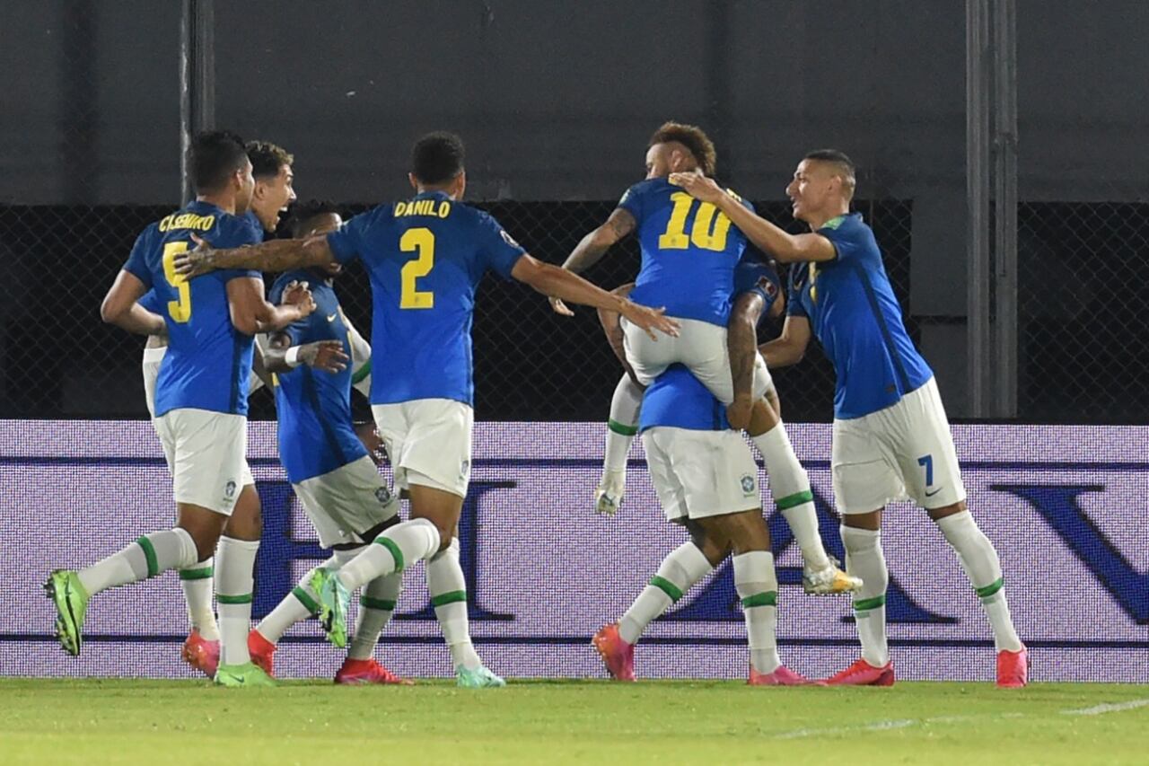 Brasil festeja la apertura del marcador.