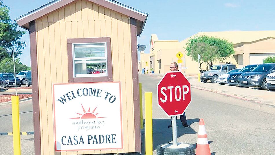 En Brownsville las autoridades bautizaron al ex hipermercado como Casa Padre: allí hay menores detenidos.
