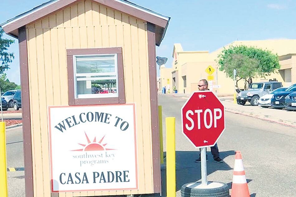 En Brownsville las autoridades bautizaron al ex hipermercado como Casa Padre: allí hay menores detenidos.