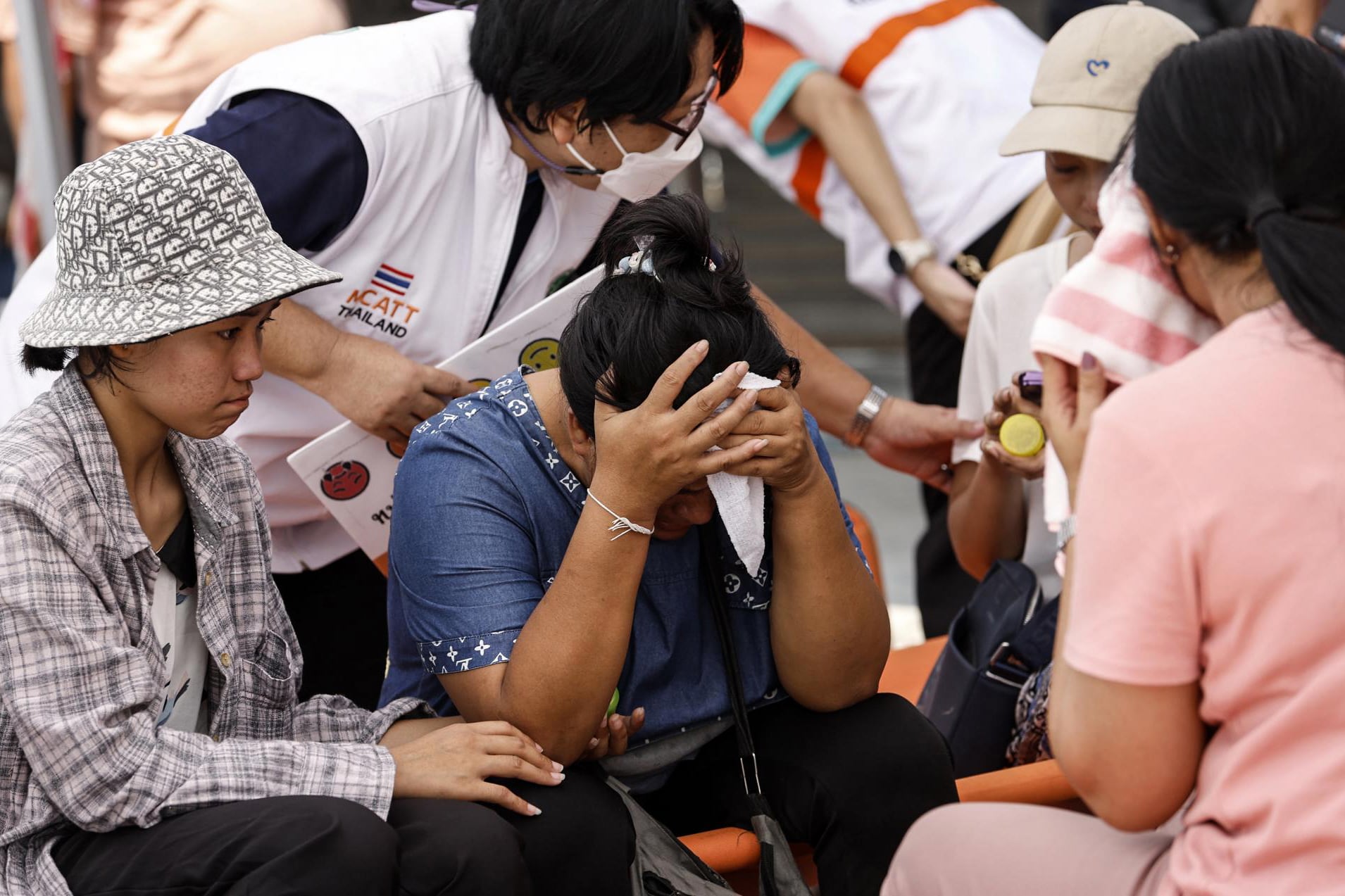 En Tailandia aun esperan algún rescate.