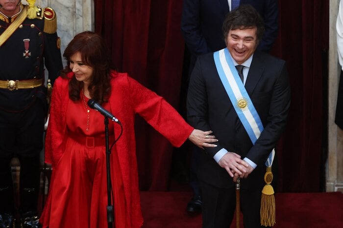 Cristina Kirchner y Javier Milei sonríen en el traspaso de mando, el 10 de diciembre de 2023. 
