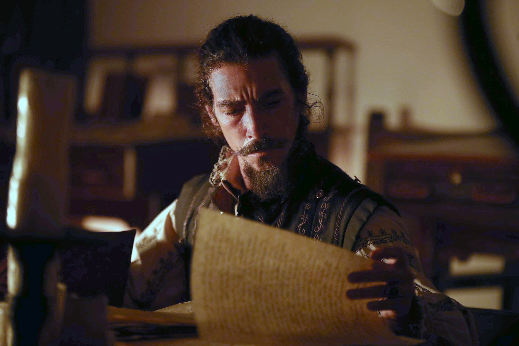 Óscar Jaenada interpreta con aplomo un personaje de los problemáticos. 