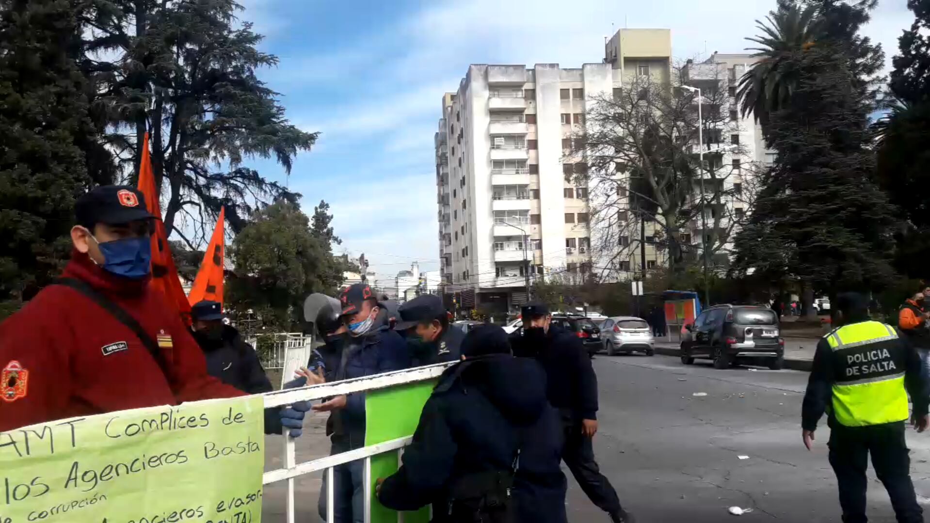 Represión a remiseros frente a la Legislatura justificada con el DNU 255