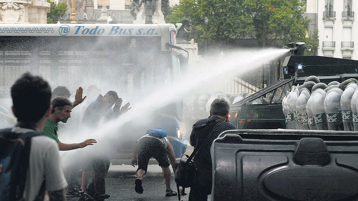 El Ministerio de Seguridad desplegó un inédito operativo represivo sobre la Plaza del Congreso.