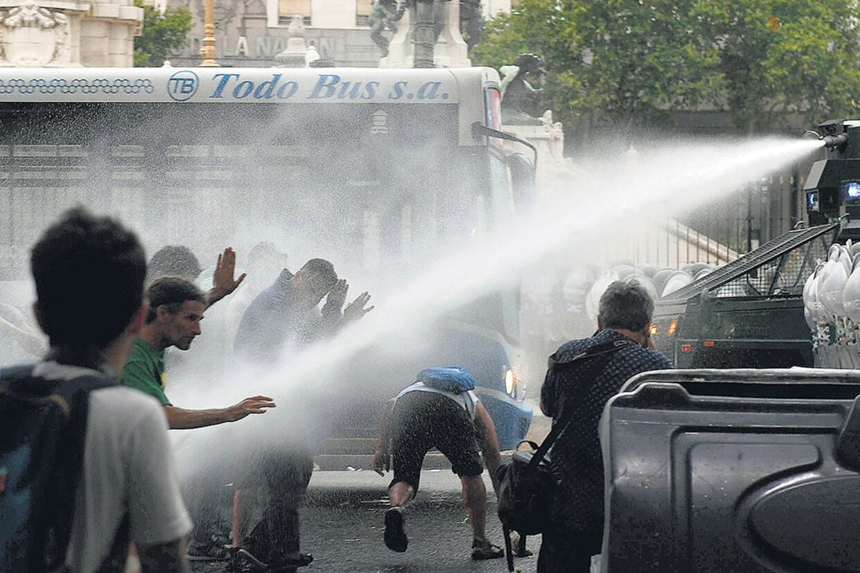 El Ministerio de Seguridad desplegó un inédito operativo represivo sobre la Plaza del Congreso.