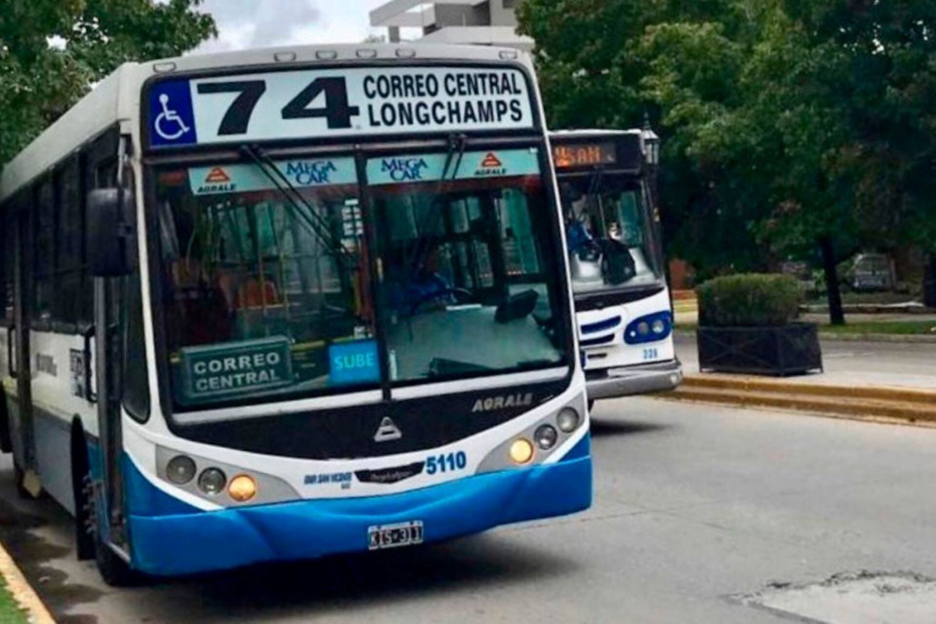 Un chofer armó un grupo de Whatsapp para avisar a pasajeros frecuentes del recorrido y advertir demoras.