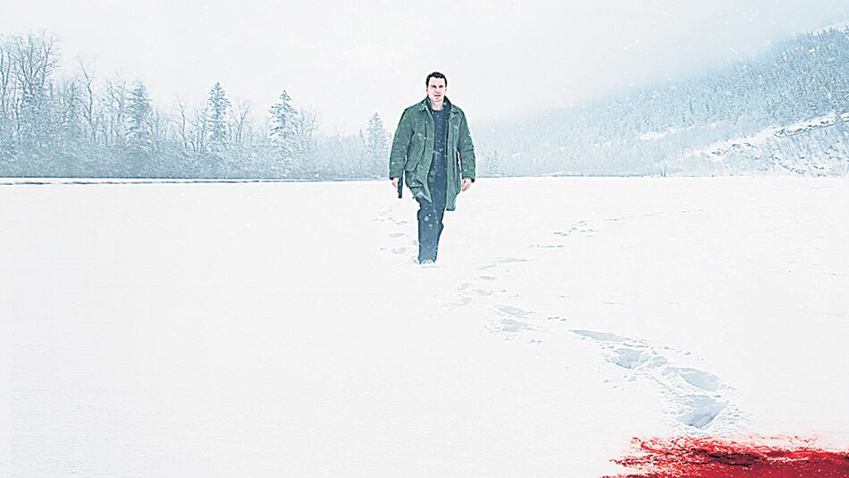 En el film, el rojo de la sangre se destaca como una explosión sobre la claridad del paisaje nevado.