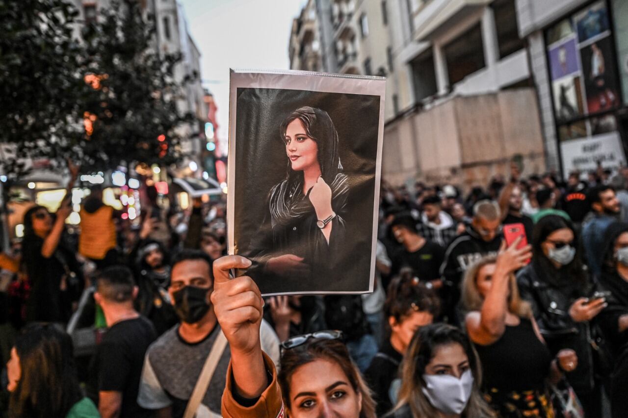 Protesta por Masha Amini en Estambul.